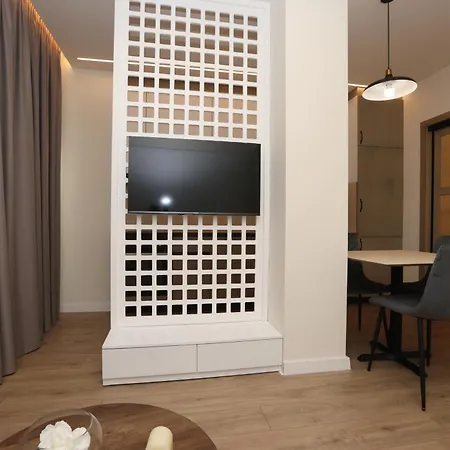 Jon's Garden * ティラナ