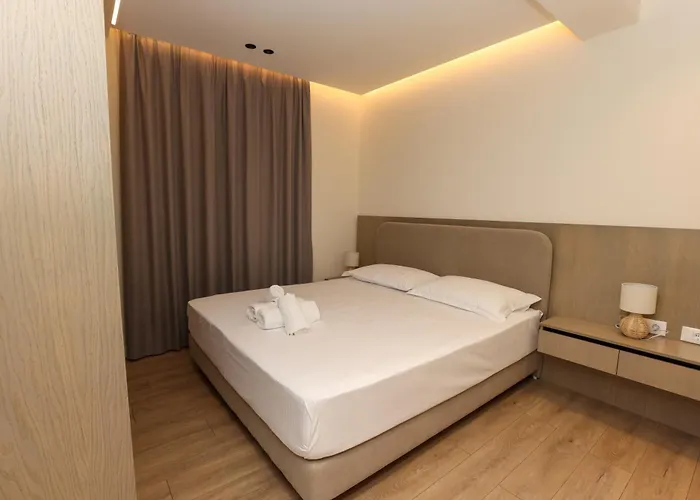 Jon's Garden * ティラナ